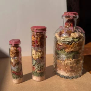 3 spelljars 1 petite 1 moyenne 1 grande confiance en soi, herbes et cristaux sur du bois