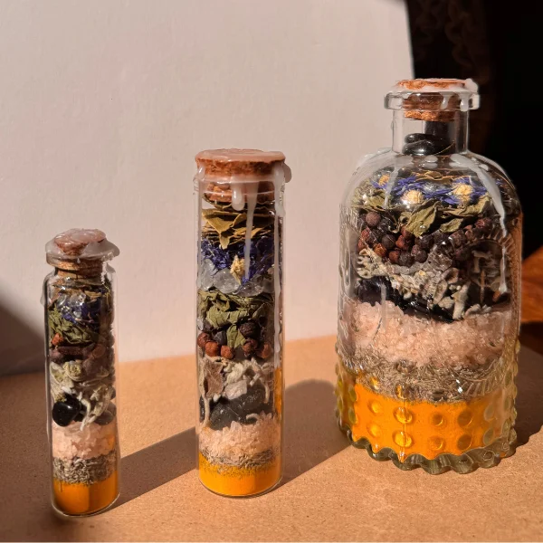 3 spelljars 1 petite 1 moyenne 1 grande sur du bois.