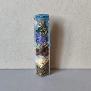 Petite spelljar bleue sérénité sur fond beige