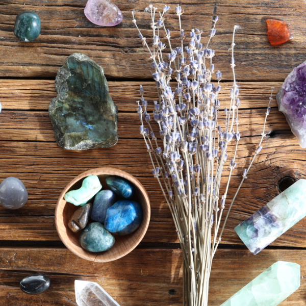 Les outils de la médiumnité pierres, pendule, bougies et objets énergétiques