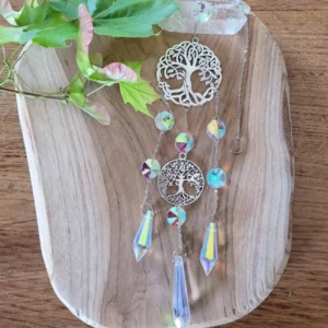 attrape soleil avec pendentifs arbres de vie sur une rondelle de bois