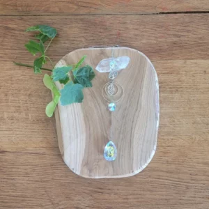 attrape soleil avec 2 pendentifs arbre de vie et feuille sur rondelle de bois avec cristal de roche