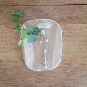 attrape soleil avec une lune et 2 pendentifs étoiles . Présenté sur une rondelle de bois et avec un cristal de roche.
