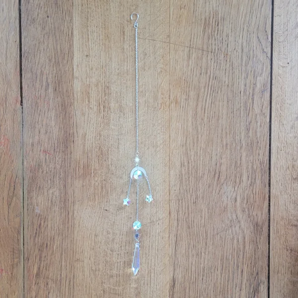 attrape soleil suspendu avec lune et 2 pendentifs étoiles. Sur du bois.