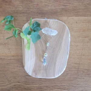 attrape soleil avec un pendentif lune dans un carré sur une rondelle de bois et un cristal de roche