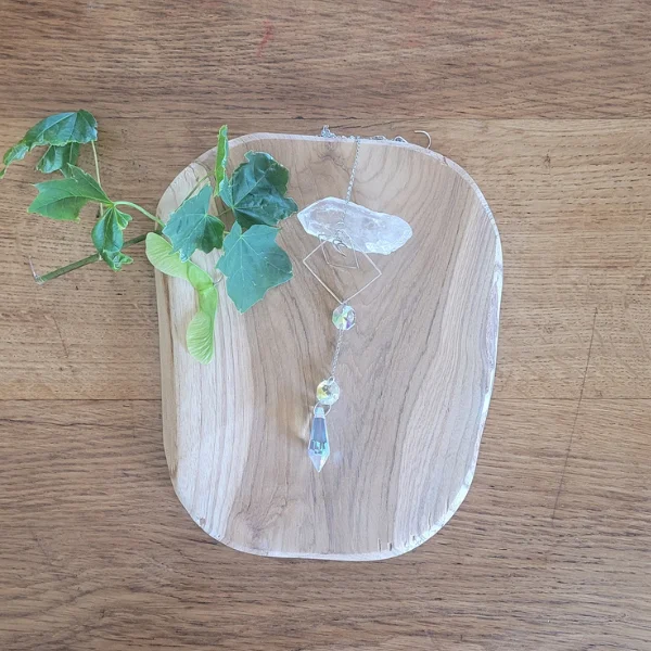 attrape soleil avec un pendentif lune dans un carré sur une rondelle de bois et un cristal de roche