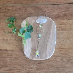 attrape soleil avec 2 pendentifs lune et étoile présenté sur une rondelle de bois