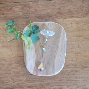 attrape soleil avec un pendentif soleil et des cristaux sur une rondelle de bois