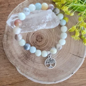 bracelet artisanal en pierres amazonite pour la confiance en soi avec pendentif arbre de vie en acier. Sur rondelle de bois.