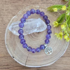 bracelet enpierre améthyste artisanal avec pendentif arbre de vie sur une rondelle de bois