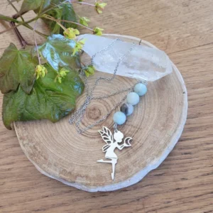 collier avec 4 perles en amazonite et pendentif fée en acier argenté sur rondelle de bois