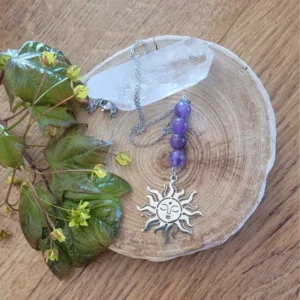 collier avec 4 perle en améthyste et un pendentif soleil en acier argenté. Sur une rondelle de bois