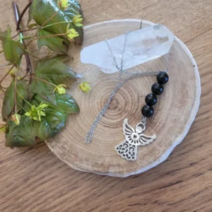collier obsidienne avec pendentif ange plié sur une rondelle de bois