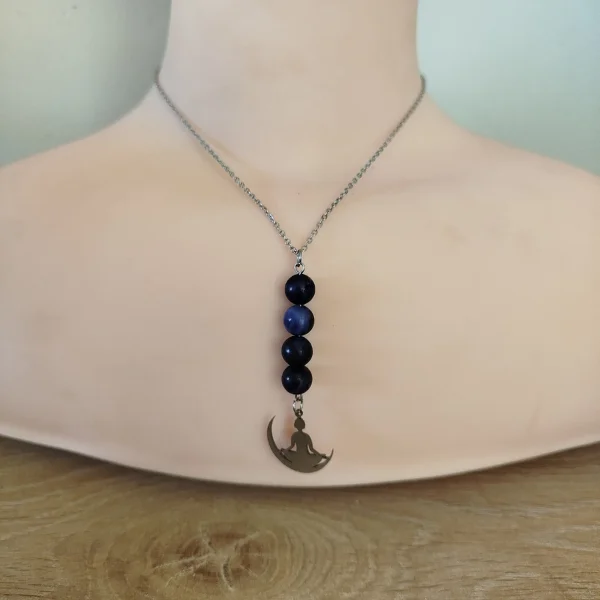 collier avec 4 perles de sodalite et un pendentif acier argenté bouddha sur un buste