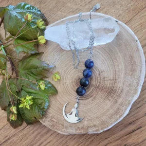 collier avec 4 perles en sodalite et un pendentif en acier bouddha. Sur une rondelle de bois
