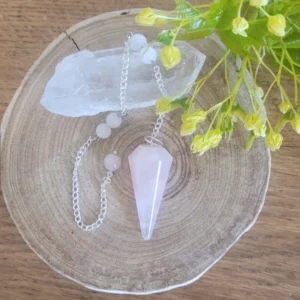 pendule en quartz rose avec chainette en acier argenté sur rondelle de bois