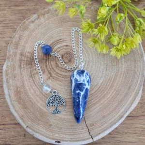 pendule conique en sodalite avec chaine en acier argentée sur rondelle de bois