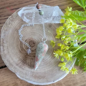 pendule conique en unakite avec chainette de 23 cm acier inoxydable sur rondelle de bois