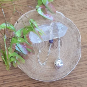 pendule en acier argenté avec chainette de 21 cm sur rondelle de bois