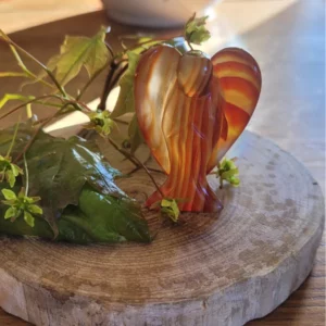 pierre ange en cornaline de 50mm de hauteur sur rondelle de bois