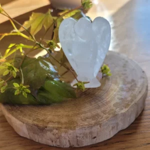 pierre ange de 50mm de haut en cristal de roche sur rondelle de bois