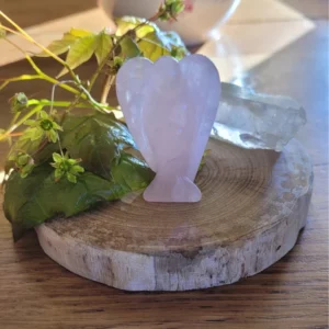 pierre ange quartz rose de 50 mm de hauteur sur rondelle de bois