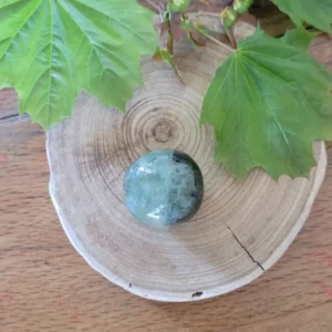 pierre roulée prehnite 30 à 40 mm de diamètre sur rondelle de bois