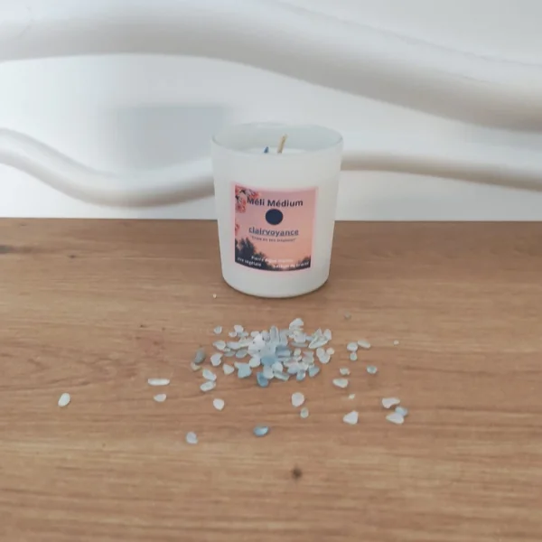 bougie en pot avec pierres aigue marine. avec pierres sur du bois.