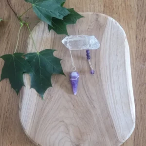 pendule améthyste sur du bois avec chaine en acier et cristal de roche en decoration. Plus feuilles vertes